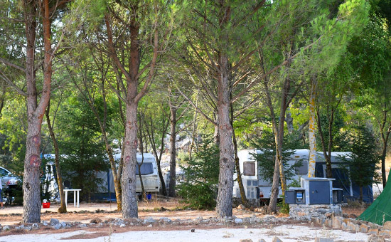 Camping para tiendas y caravanas